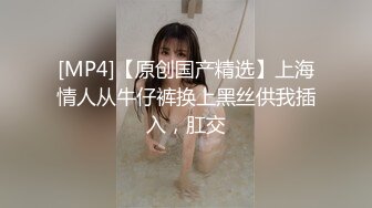 某办公大楼里的无门厕所28两个少妇