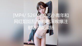 KTV厕所偷拍喝醉的美女趴在马桶上吐 来个捡尸的屌丝男把她内裤脱了想上她