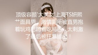 两闺蜜在家里脱光衣服比谁的胸大,谁下面的毛毛多,还说等会我们脱光了你爸爸不会突然进来吧