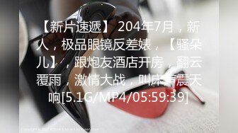 【新片速遞】 【调教小女友】苗条贫乳粉嫩小姐姐 ，乳夹项圈自舔手指 ，无毛超嫩粉穴 ，骑在上位 ，大屌抽插屁股爆操[595MB/MP4/01:10:55]