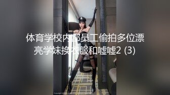 两只萝莉小母狗 爽不爽 三个洞都被填满了 三根鸡巴在母狗的身体里运动 小母狗撅起屁股被单男们排队轮奸