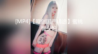 商场白色隔板女厕❤️全景偷拍多位年轻少妇的极品美鲍 (1)