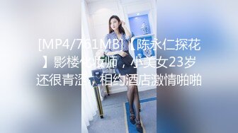 小白-有点像混血嗲嗲萌妹，全身粉嫩尖尖奶头美乳，小逼无毛非常粉，跪着翘起美臀，振动棒磨蹭出水，边插边震双管齐下