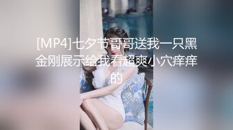 极品身材的大长腿美女洗完澡出来换衣服虽然她很小心谨慎但还是让我拍到了她的大黑鲍