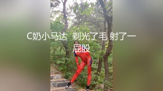 约的大二学生妹，到了酒店脱光光有点害羞，拿枕头捂住脸，无套抽插她那湿漉漉的小穴，奶子还算OK！