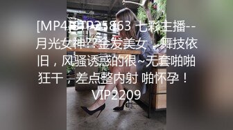 女友被插得受不了，只能用玉足了