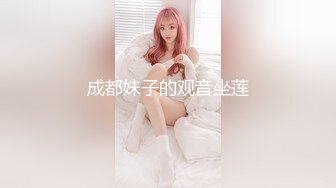 [MP4/ 827M] 颜值不错的极品妞，两个姐妹花全程露脸发骚，听狼友指挥互动淫声荡语揉奶玩逼，道具抽插骚穴