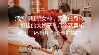 会所技师上钟了 女技师手口奶并用 搞得男客人欲火难耐，最后抱着女技师的头一顿疯狂抽插射嘴里！