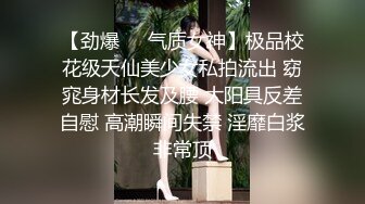 妈妈和女儿一起骚，丝袜情趣装诱惑全程露脸大秀，双头道具互相抽插浪荡呻吟