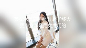 黑丝骚妹子躺床上玩手机被小哥鸡巴塞进嘴里抽插，温柔舔弄深喉，跳蛋玩骚穴淫水好多，无套抽插爆草呻吟可射