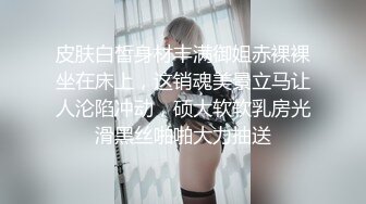 真实理发店偷拍，客人不知道老板娘逼里正塞着跳蛋，淫水流了一裤裆，没有客人就开始袒胸露乳抠骚穴