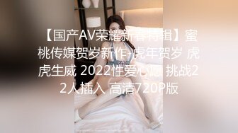 冒死爬墙偷窥老公不在家的少妇光溜溜的到处跑