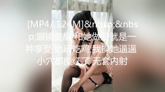 美眉被后入啪啪 身材不错 无套输出 无毛鲍鱼 淫水超多 呻吟不停