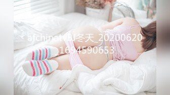 熟女姐姐叫来闺蜜一起双飞，一龙二凤无套插入，双女互相刺激骚气十足