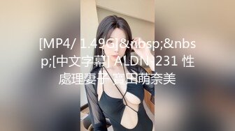 短发美女近期下海！外表甜美骚的很！珍珠丁字裤扒开，假屌深插骚穴，爽的流出白浆