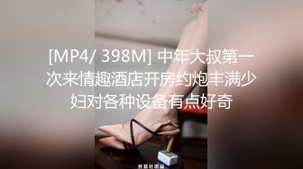 看着淫妻伺候单男3p操自己2