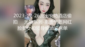 内裤掰一边在主驾驶上就玩起来了