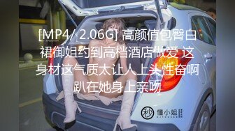 抖音27万粉丝大V号直播时离开一会,正好室友洗澡裸体出来,主播回来脸都吓傻了，最后被封号