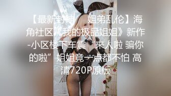 大神的漂亮小母狗，坐在床上拉下裤子一半，女友就迫不及待含住大鸡巴，努力吃鸡，小唇舌滑上滑下 真舒服！