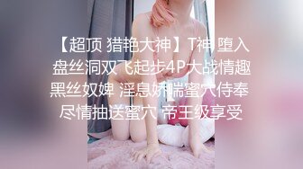 沙发上和两妹子一起玩