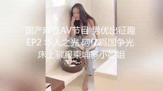 可爱小虎牙妹妹翘起美臀怼在镜头前，开档黑丝更是诱人