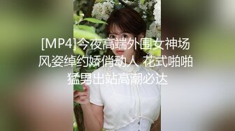 专业盗站流出女偷拍客潜入游泳场洗浴更衣室偷拍泳客淋浴换泳衣