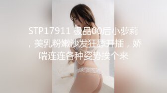 第一次和女友出去玩，后入爽了自己动