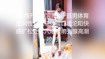 淫妻坐在单男上面，有节奏地上下晃动，胸前还用写上“婊子”！