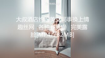 【姐妹户外勾引老大爷】 到破旧房里玩3P