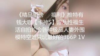 地铁上偷拍没戴胸罩的少妇 乳晕那么大 难道还在哺乳期？