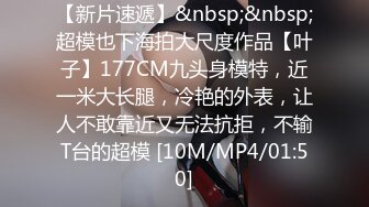 高颜值包厢小公主，穿衣打扮性感白色西装，小穴真是和人长得一样美，干净的美穴总是喜欢多舔，尿尿真好看！