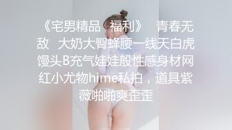 抄底眼镜小姐姐 蕾丝花边蓝色小内内看着好清爽 大姐只顾背包没顾上裙底