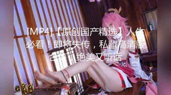 推特红人伪娘『小桜是只小母龙』COSPLAY初音未来泳装双视角慰菊撸射