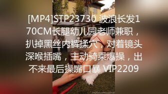 变态偷窥狂房东门缝下偷窥身材不错的女租客纹身少女洗澡换衣全过程