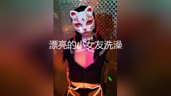 颜值小妹，和套头男粉色裤头扒下一看，白虎一线天，开心吃屌无套啪啪