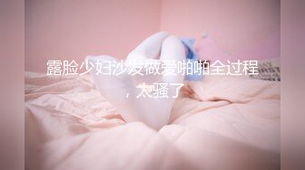 高校女厕内固定安装的偷拍摄像头，记录下的清纯女生如厕